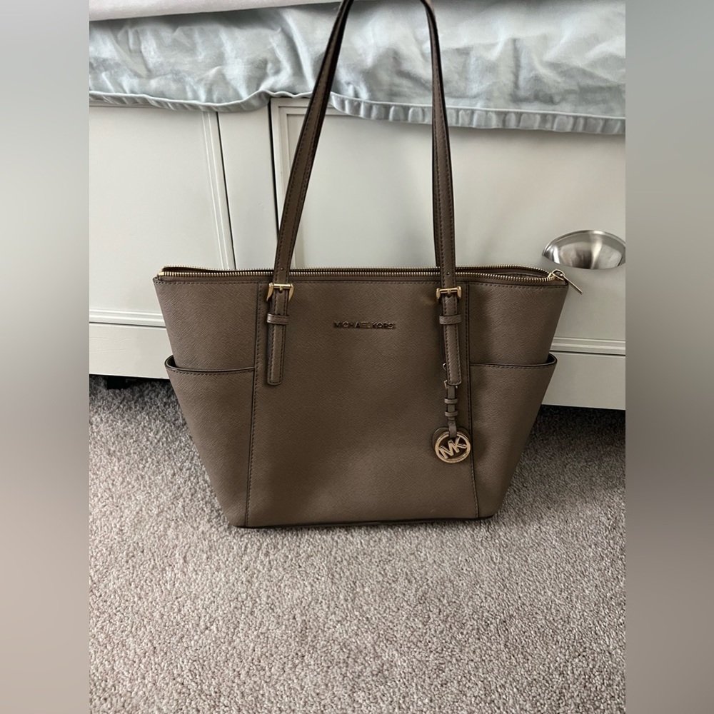 Michael Kors purse, larger tote, great condition!